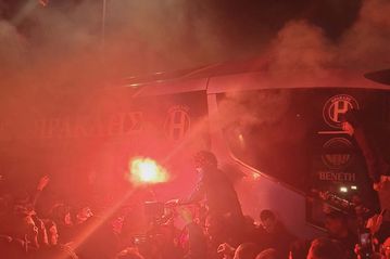 Έγινε η νύχτα μέρα έξω από το Ιβανώφειο για τους πρωταθλητές του Ηρακλή (vids)