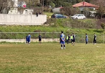 Υπέροχη στιγμή σε αγώνα Κ16: Οι παίκτες των δύο ομάδων σταμάτησαν να παίζουν για τα Τέμπη