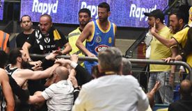 Χαμός με Σενγκέλια στο Τελ Αβίβ - Παραλίγο να ανέβει στην εξέδρα (vid)