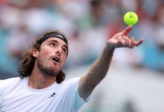 Ο Τσιτσιπάς ενθουσιάστηκε με τη ροζ ρακέτα της Barbie (vid)