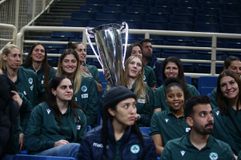 Χειροκρότημα για τις Κυπελλούχες Ελλάδος στο ΟΑΚΑ