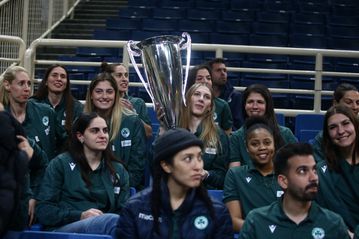 Χειροκρότημα για τις Κυπελλούχες Ελλάδος στο ΟΑΚΑ