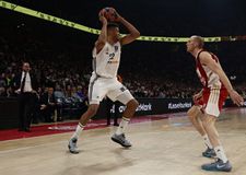 Η Ρεάλ Μαδρίτης με εξαιρετικό Ταβάρες πέρασε νικηφόρα από το άντρο του Ερυθρού Αστέρα