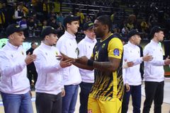 Η ΑΕΚ τίμησε τους Πρωταθλητές Εφήβους πριν το τζάμπολ με το Περιστέρι (vid)