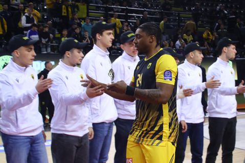 Η ΑΕΚ τίμησε τους Πρωταθλητές Εφήβους πριν το τζάμπολ με το Περιστέρι (vid)