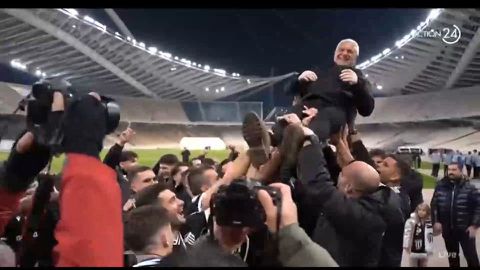 Οι παίκτες της Καλαμάτας σήκωσαν στα χέρια τον Βοσνιάδη (vid)