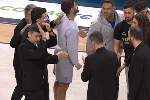 Ο κόσμος της ΑΕΚ δεν ξεχνά - Χειροκρότημα στη «Sunel Arena» για τον Βασίλη Ξανθόπουλο