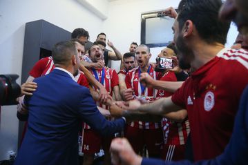 Οι πανηγυρισμοί των παικτών του Ολυμπιακού στα αποδυτήρια (vid)