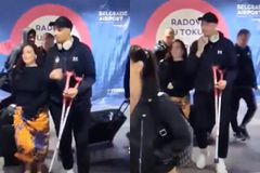 Σάλος με το βίντεο που δείχνει τον Έξουμ να περπατάει κανονικά και με τις πατερίτσες στο χέρι (vids)