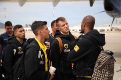 Οπαδοί της ΑΕΚ στήριξαν Αλμέιδα και παίκτες στο αεροδρόμιο της Θεσσαλονίκης