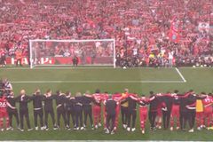 Ανατριχιαστικές εικόνες στο Άνφιλντ μετά την κατάκτηση του πρωταθλήματος: Οπαδοί και παίκτες τραγούδησαν το You'll Never Walk Alone (vid)