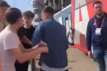 «Βγήκε από τα ρούχα του» ο Μπέργκχαους: Χτύπησε οπαδό της Τβέντε έξω από το γήπεδο (vid)