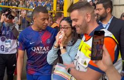 Ο Εμπαπέ έσπασε τη μύτη μιας κοπέλας και στη συνέχεια τη φρόντισε (vid)