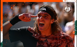 Ο τελευταίος πόντος και ο πανηγυρισμός γεμάτος νόημα του Τσιτσιπά κοιτώντας τον πατέρα του (vid)