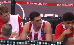 Εκνευρισμένος στον πάγκο ο Λαρεντζάκης, προσπαθούσε να τον ηρεμήσει ο Ουόκαπ (vid)