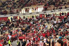 «Κι αν δεν γίνει αυτό»: Ζεστό χειροκρότημα από τον κόσμο του Ολυμπιακού στο πρώτο ματς του ΣΕΦ μετά το Final 4 (vid)