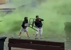 Χαμός πριν τον τελικό στο Βρότσλαβ: Καρεκλοπόλεμος ανάμεσα στους οπαδούς των Μπέτις και Τσέλσι (vid)