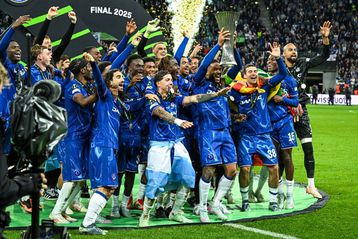 Η απονομή του τροπαίου στην Τσέλσι