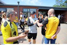 Συνάντηση Νίκολιτς με φίλους της ΑΕΚ πριν το πρώτο φιλικό (vid)