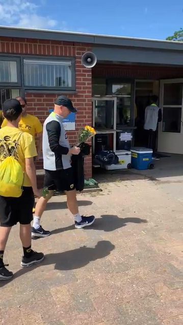 Ένας πιτσιρικάς ΑΕΚτζής έδωσε λουλούδια στον Μάρκο Νίκολιτς