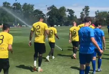 Η είσοδος της ΑΕΚ στο γήπεδο για το πρώτο φιλικό