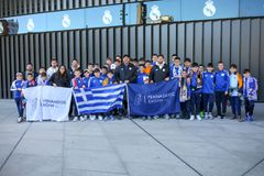 Η ποδοσφαιρική ομάδα της Γενναδείου Σχολής ταξίδεψε στην καρδιά της κορυφής του ευρωπαϊκού ποδοσφαίρου! (vid)