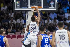 Τα... όργια του Γιάννη Αντετοκούνμπο στο πρώτο ημίχρονο με την Ιταλία! (vid)