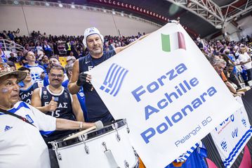 Φίλοι της Ελλάδας σήκωσαν φοβερό πανό στήριξης για τον Πολονάρα