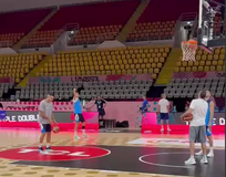 Ο Κώστας Σλούκας σουτάρει βολές μετά την προπόνηση της Εθνικής