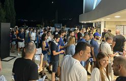 Κοσμοσυρροή έξω από το «Σπ. Κυπριανού» για το ματς της Εθνικής με την Ιταλία (vid)