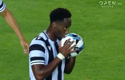 Ο Μεϊτέ φίλησε την μπάλα μετά το πρώτο του ευρωπαϊκό γκολ με τον ΠΑΟΚ (vid)