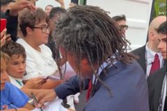 O Καρεμπέ υπέγραψε αυτόγραφα στην κλήρωση του Champions League