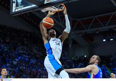 Ο ένας Αντετοκούνμπο ταπώνει και ο άλλος καρφώνει