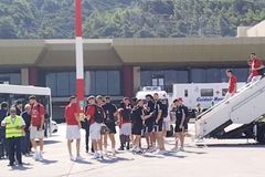 Μία όμορφη ατμόσφαιρα στη Ρόδο - Παρέα οι παίκτες του Ολυμπιακού και του Παναθηναϊκού πριν τις κόντρες στο παρκέ (vids)