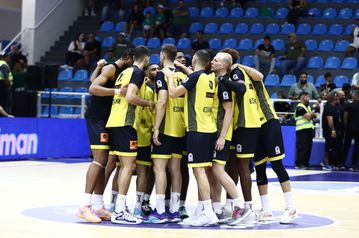 Η ασυνήθιστη κίνηση του προπονητή και των παικτών του Άρη κατά τη διάρκεια του ημιχρόνου κόντρα στον Παναθηναϊκό