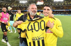 Η αγκαλιά Ηλιόπουλου-Μάνταλου και η αποθέωση στο πέταλο των φίλων της ΑΕΚ (vid)