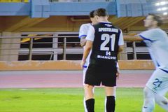 Ένταση ανάμεσα σε Σενγκέλια και Αντονίσε - Ο Γεωργιανός εξτρέμ του ΟΦΗ του τράβηξε τα μαλλιά και αποβλήθηκε (vid)