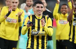 Η πρώτη φωτογραφία του Μάνταλου με τον Δικέφαλο της ΑΕΚ και βίντεο από το ντεμπούτο του (pic+vid)