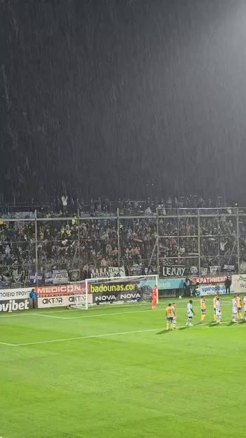 Οι οπαδοί του ΠΑΟΚ... χορεύουν στη βροχή