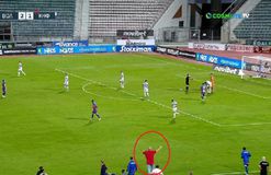 Ο Μπέος μπούκαρε στο γήπεδο και είδε κίτρινη κάρτα (vid)