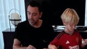 Η σύζυγος του Τσάβι «πυροδότησε» τις φήμες: Ο γιος του Καταλανού τεχνικού εμφανίστηκε με φανέλα της Μάντσεστερ Γιουνάιτεντ