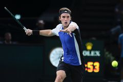 Με ανατροπή απέναντι στον Μπαένα, ο Τσιτσιπάς προκρίθηκε στον β' γύρο του Paris Masters