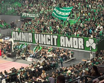 Τι σημαίνει στα ελληνικά το πανό που σήκωσαν οι φίλοι του Παναθηναϊκού στο T-Center