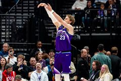 Μάρκανεν-υπερπαραγωγή με 51 πόντους οδήγησε τους Τζαζ στη νίκη επί των Σανς