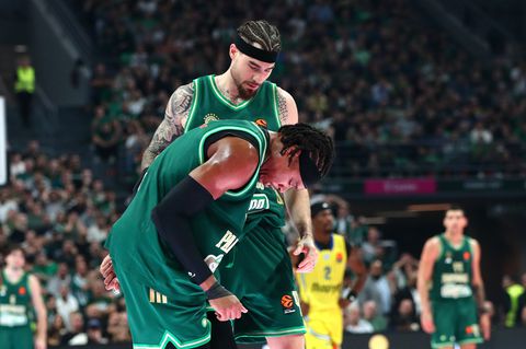 Νέο πρόβλημα με Χολμς: Έπεσε στο παρκέ κι αποχώρησε κουτσαίνοντας για τα αποδυτήρια