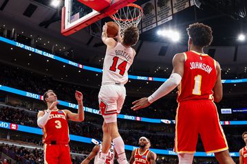 Ασταμάτητοι οι Μπουλς, νίκησαν και τους Χοκς για το 3-0