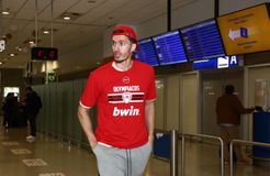 Ο... κουλ Πετρούσεφ: Ανάποδα το καπέλο και με κοντομάνικο μέσα στο κρύο (gallery)