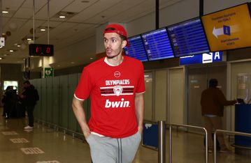 Ο... κουλ Πετρούσεφ: Ανάποδα το καπέλο και με κοντομάνικο μέσα στο κρύο (gallery)