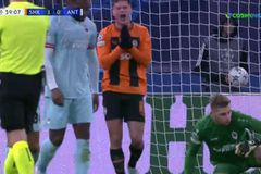 Απίστευτη «διπλή» χαμένη ευκαιρία για τη Σαχτάρ να κάνει δύο τα τέρματά της (vid)