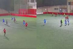 Το πιο «παράνομο» γκολ στην ιστορία στο οποίο ο διαιτητής ήταν συνένοχος! (vid)